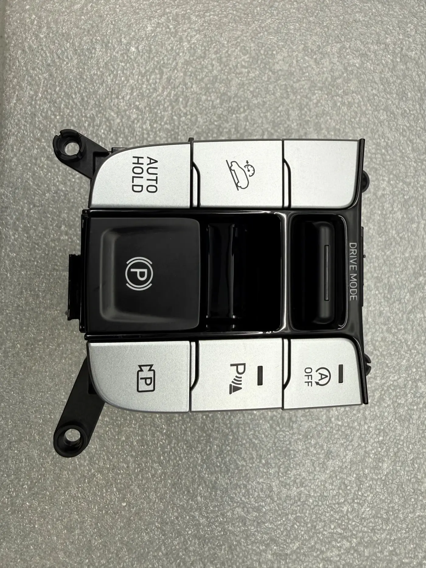 Konsola środkowa – przyciski Drive Mode i Auto Hold